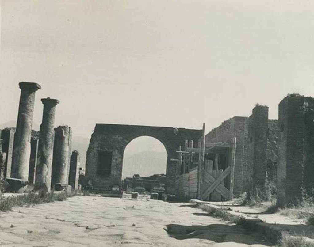 Arch at north-east end of the Forum. 1940’s. Looking south on Via del Foro towards the arch and the Forum. 
Photo courtesy of Rick Bauer.
