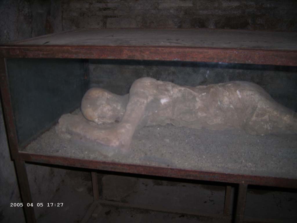 Villa of Mysteries, Pompeii. September 2015. First Victim. Body-cast originally found in room 32, here on display in the north-east corner of the atrium.