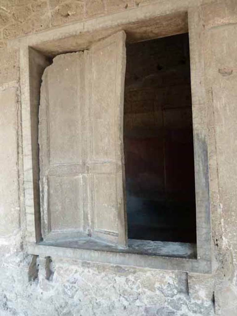 Villa of Mysteries, Pompeii. May 2010. Room 11 cubiculum, window with plaster cast of shutter.