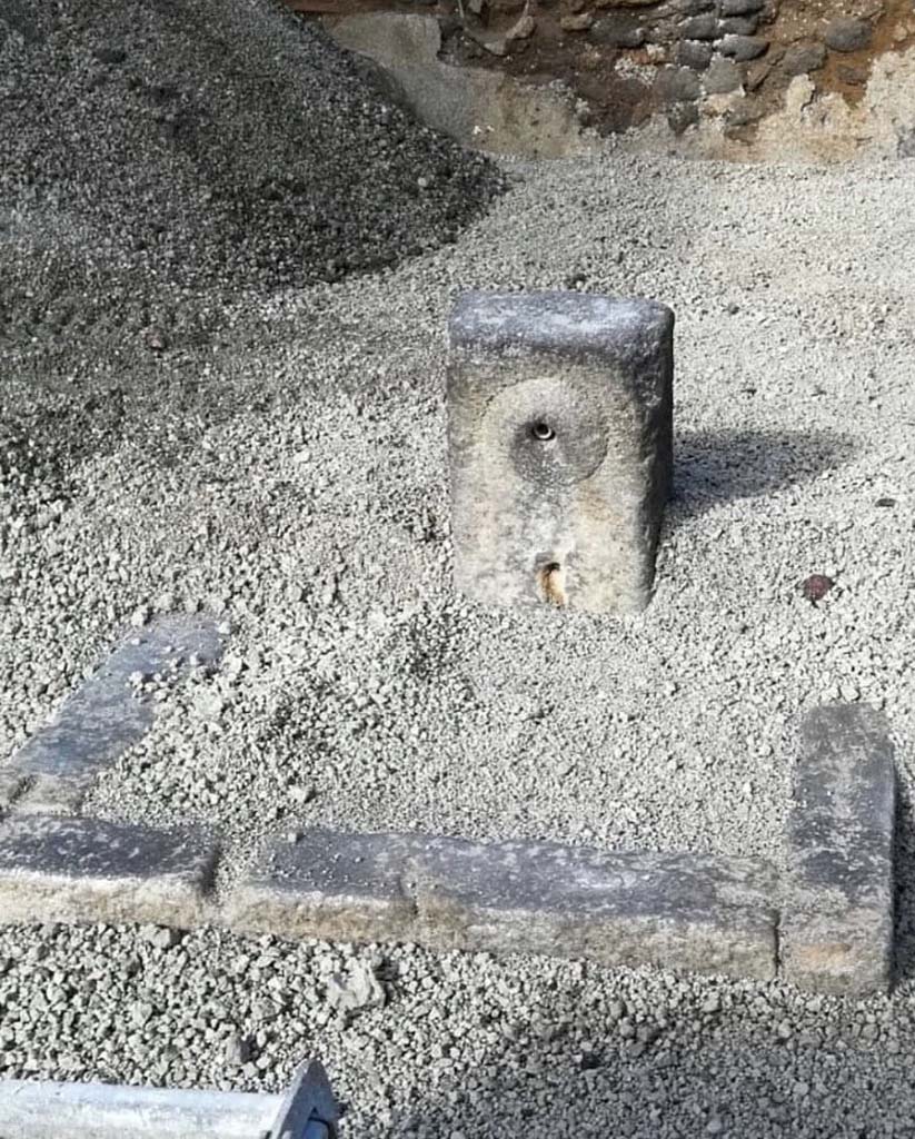 Pompeii Fountain at V.8 during excavation, showing crescent shaped fountain relief.

Fontana di Pompei a V.8 durante lo scavo, mostrando rilievo fontana a forma di mezzaluna.

Photograph © Parco Archeologico di Pompei.
