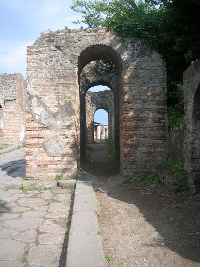 Porta Ercolano or Herculaneum Gate, Pompeii. May 2010. 
Looking south through west side of gate from Via dei Sepolcri. Photo courtesy of Ivo van der Graaff.
