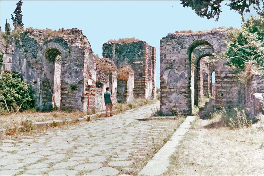 Pompeii Porta Ercolano or Herculaneum Gate. June 1962. Looking south towards east side, on left.
Photo by Brian Philp: Pictorial Colour Slides, forwarded by Peter Woods
(H43.2 Town gate Porta Ercolano).
