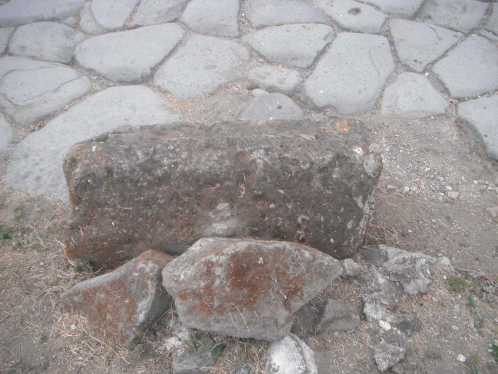 Porta di Nocera or Nuceria Gate, Pompeii. May 2011. 
Detail of Merlon capping stone on east side of roadway at south end. Photo courtesy of Ivo van der Graaff.


