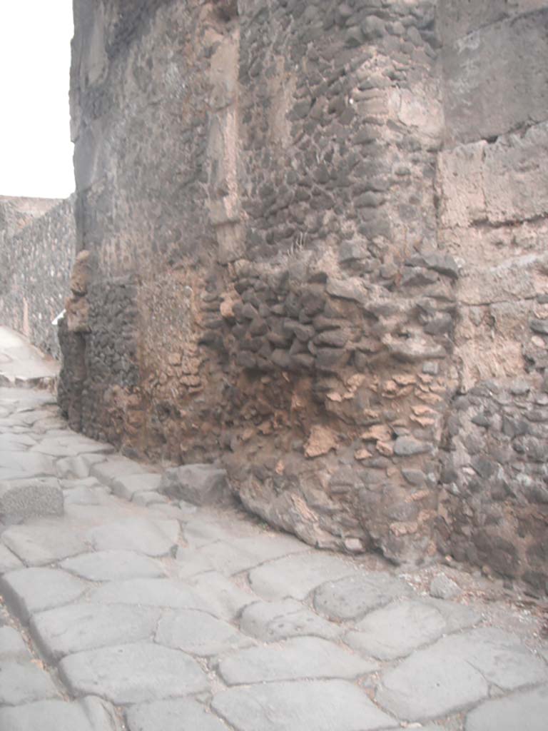 Porta di Nocera or Nuceria Gate, Pompeii. May 2011. Looking north along east side.