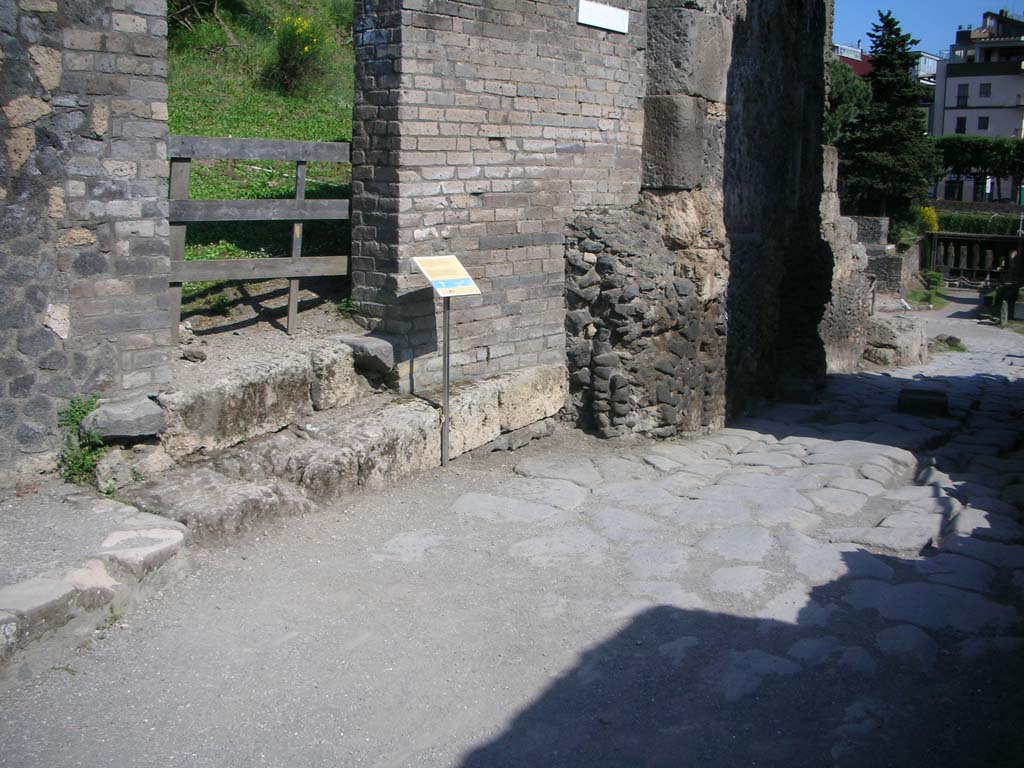 Porta di Nocera or Nuceria Gate, Pompeii. May 2010. Looking south along east side from north end. Photo courtesy of Ivo van der Graaff.