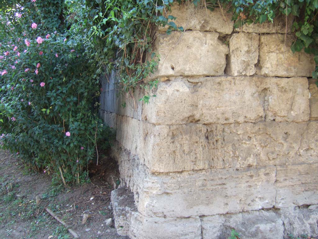 Porta di Sarno. September 2005. East outside end of south wall.