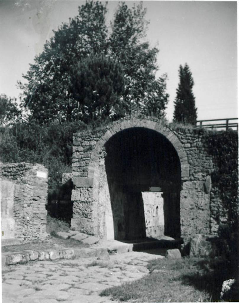 Pompeii Stabian Gate. Photograph c. 1936 by Tatiana Warscher. Looking from the Via Stabiana to the Porta Stabia. See Warscher T., 1936. Codex Topographicus Pompeianus Regio I.1, I.5. Rome:DAIR. No. 10.