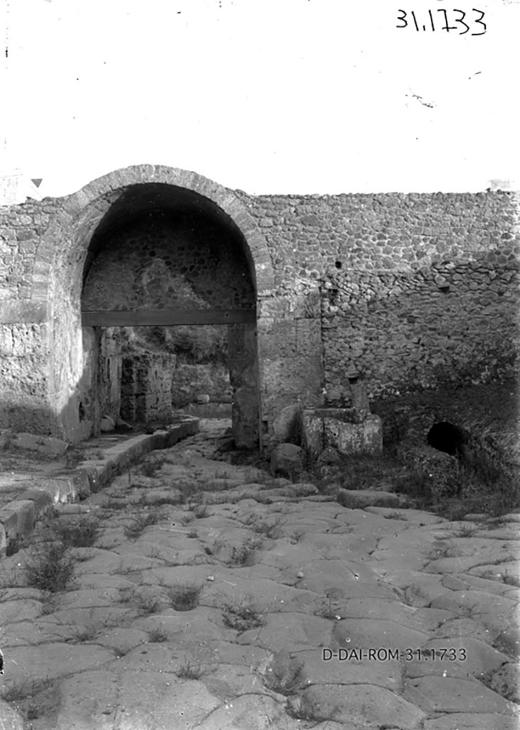 Porta Stabia, Pompeii. 1931. Looking south towards Porta Stabia. Photo by Hofmann.
Photo by Hofmann.
DAIR 31.1733. Photo © Deutsches Archäologisches Institut, Abteilung Rom, Arkiv. 
