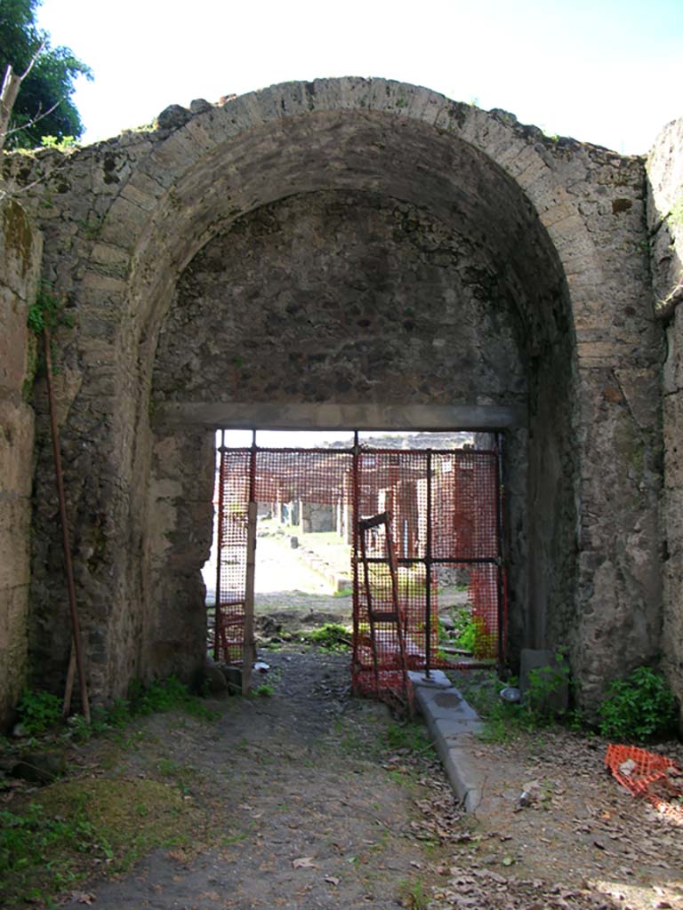 Porta Stabia, Pompeii. May 2010. Looking north through gate. Photo courtesy of Ivo van der Graaff.

