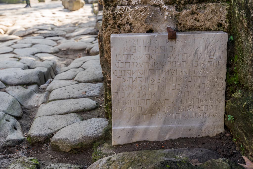 Porta Stabia, Pompeii. January 2023. Oscan inscription on west side of gate. Photo courtesy of Johannes Eber.