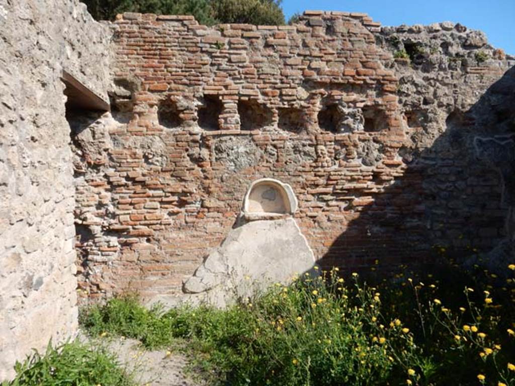 VIII.3.14 Pompeii. May 2016. 
North wall of kitchen area with niche, above which the holes for support beams of the upper floor can be seen. Photo courtesy of Buzz Ferebee.

