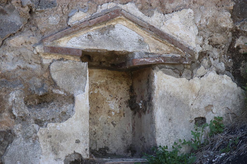 III.7.5 Pompeii. May 2024. Detail of niche with pediment set into west wall. Photo courtesy of Klaus Heese.