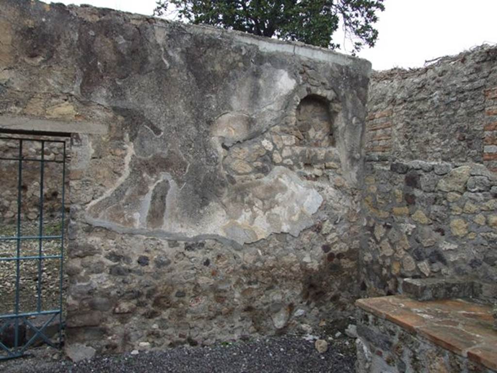 VI.6.1 Pompeii. December 2007. Room 16, niche on north wall of kitchen area in north-west corner of peristyle.