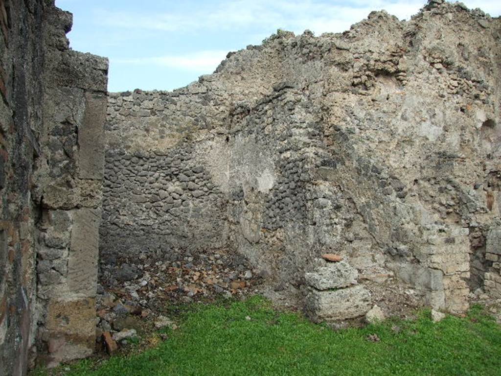 I.2.6 Pompeii. December 2006. Looking north to Exedra overlooking peristyle, and steps to upper floor.