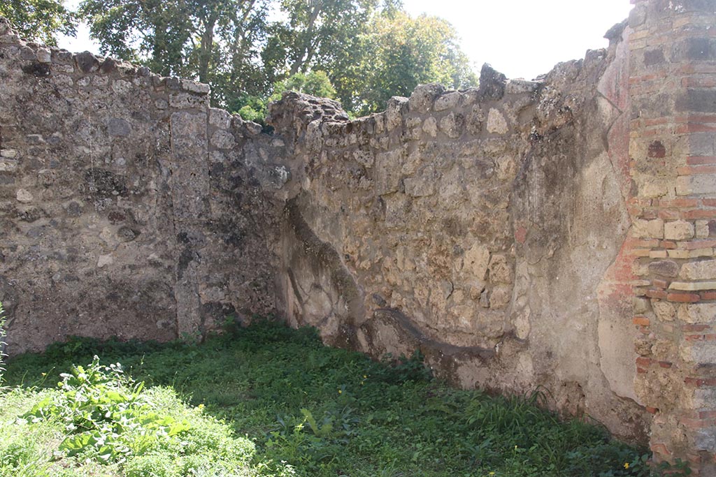 1.2.6 Pompeii. October 2024. Triclinium, south wall, south-west corner and west wall. Photo courtesy of Klaus Heese.