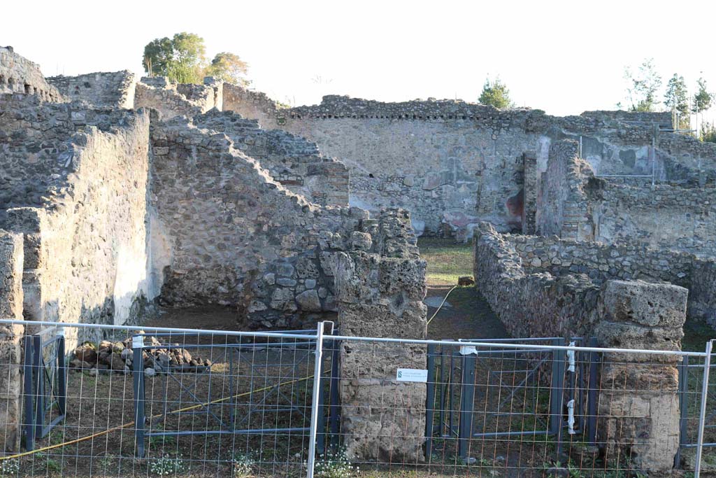 1.2.6 Pompeii, centre right. December 2018. Looking east towards entrance doorways, with I.2.7, on left. Photo courtesy of Aude Durand.