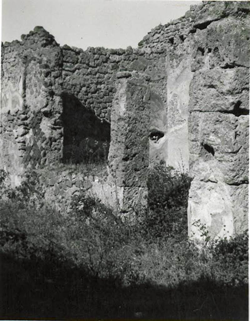 1.2.6 Pompeii. 1935 photo taken by Tatiana Warscher.  Looking towards windowed triclinium on north side of atrium. According to Warscher -
I.2.6, “al lato nord dal’atrio si trova una stanza con una larga finestra. Si vede una parte del muro intercalata in opus reticulatum”.
See Warscher T., 1935. Codex Topographicus Pompeianus: Regio I.2. (no.17), Rome: DAIR, whose copyright it remains.
