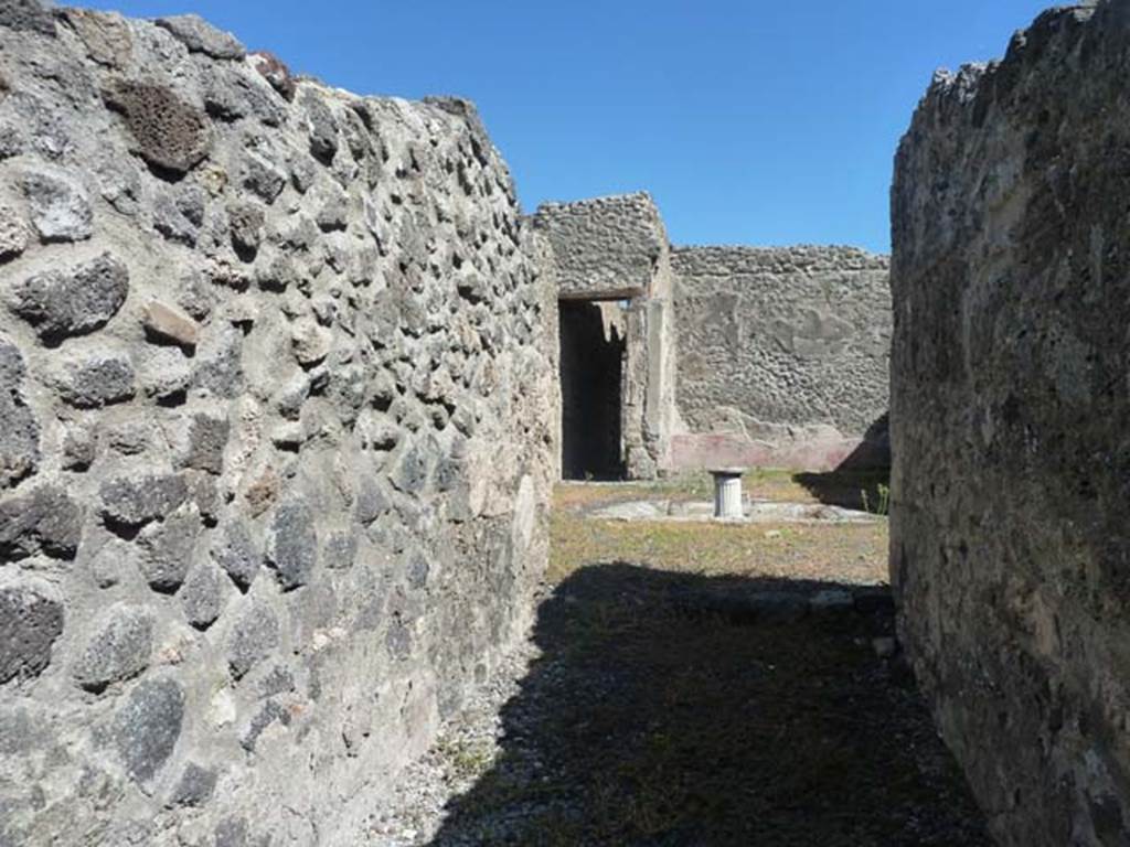 I.2.10 Pompeii. September 2015. Looking east across north side of atrium from entrance corridor. 