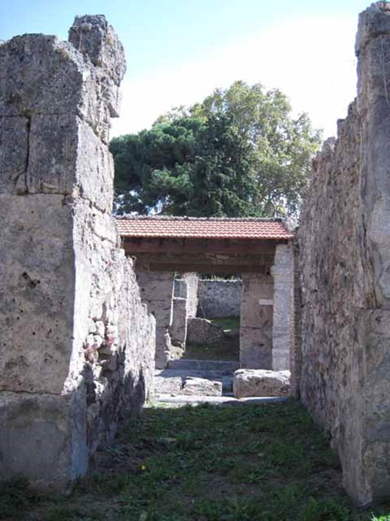 I.2.28 Pompeii. September 2005. Looking north to atrium, along entrance fauces.
