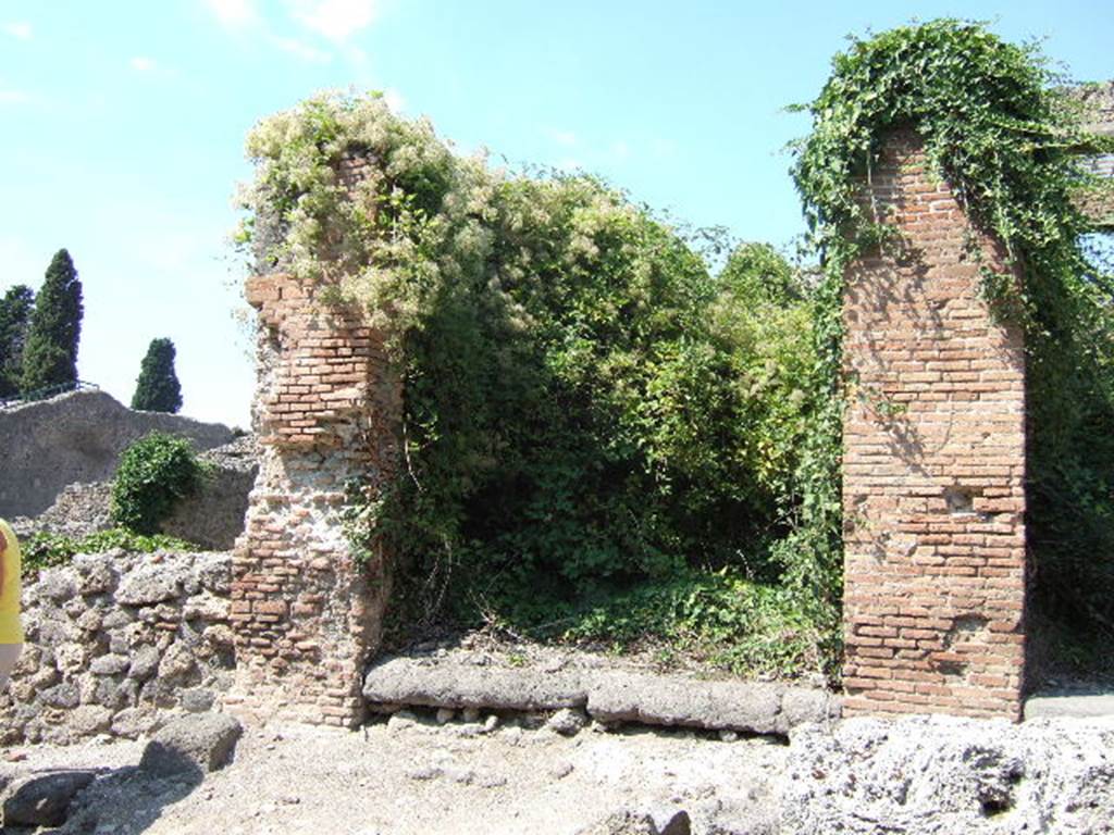 I.2.29 Pompeii. September 2005. Entrance. The missing bricks on the left of the doorway, is where the recommendation for Secundum would have been. Polybius        [CIL IV 3379]
L(ucium) C(eium) S(ecundum) IIv(irum) i(ure) d(icundo)       [CIL IV 3380]