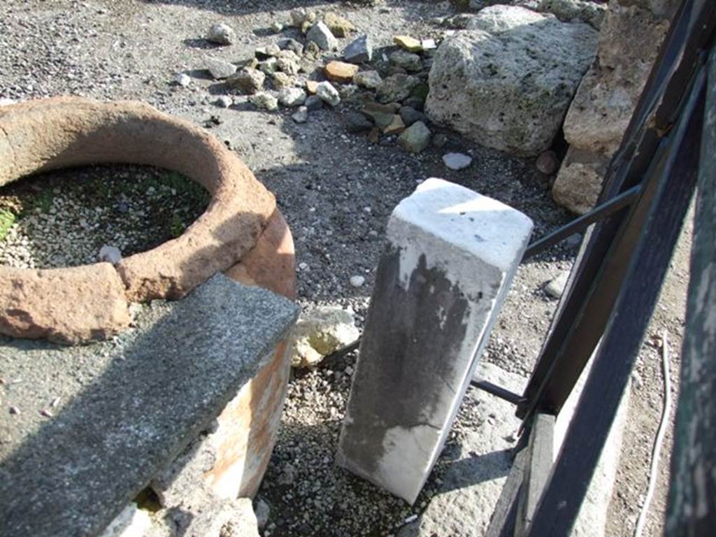 I.3.11 Pompeii.  December 2007. Small marble pillar at end of counter.