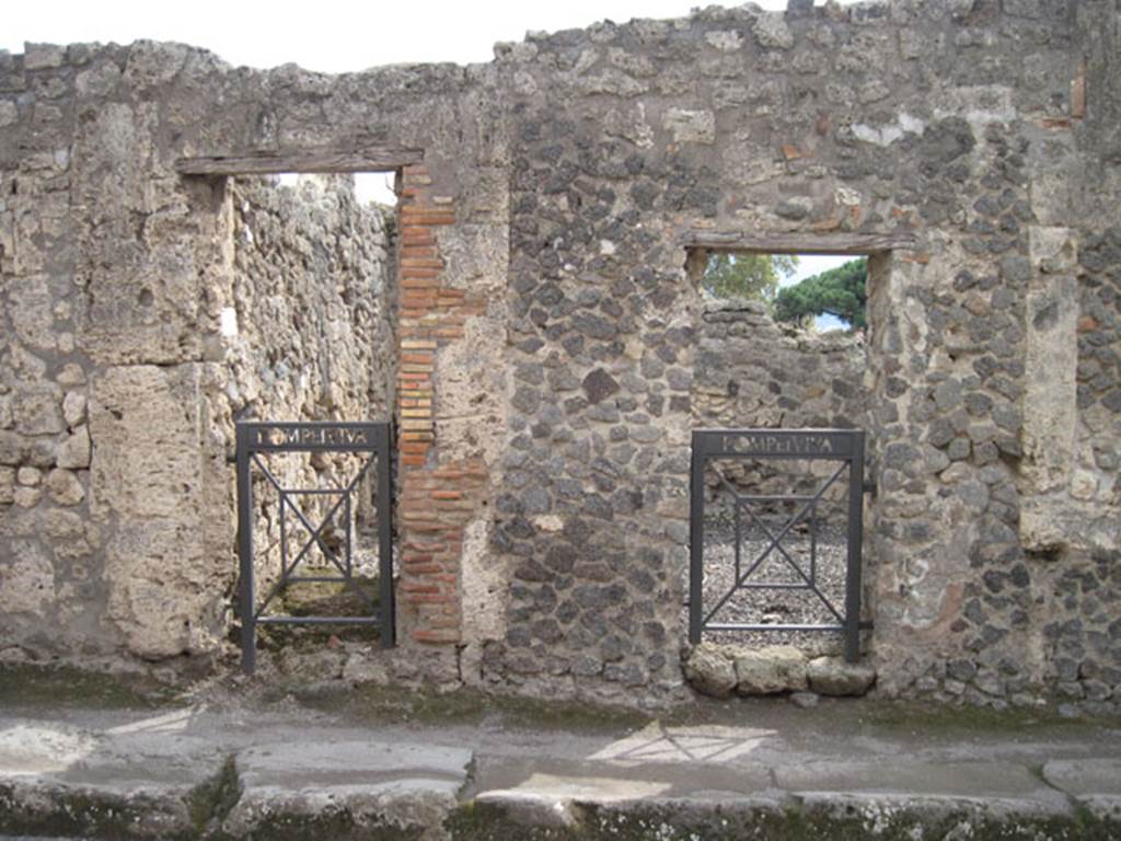 I.3.19 Pompeii. September 2010. Looking south to doorways at I.3.19 on left and I.3.18 on right. Photo courtesy of Drew Baker.