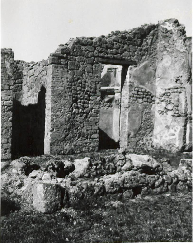 I.3.23 Pompeii. 1935 photograph taken by Tatiana Warscher. Looking towards north-west corner of atrium, and the rooms on its west side (b and c on Warscher’s plan)
See Warscher, T, 1935: Codex Topographicus Pompejanus, Regio I, 3: (no.41), Rome, DAIR, whose copyright it remains.  
