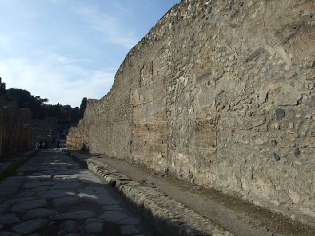 I.4.5 South side of exterior wall looking west along Vicolo del Menandro.  