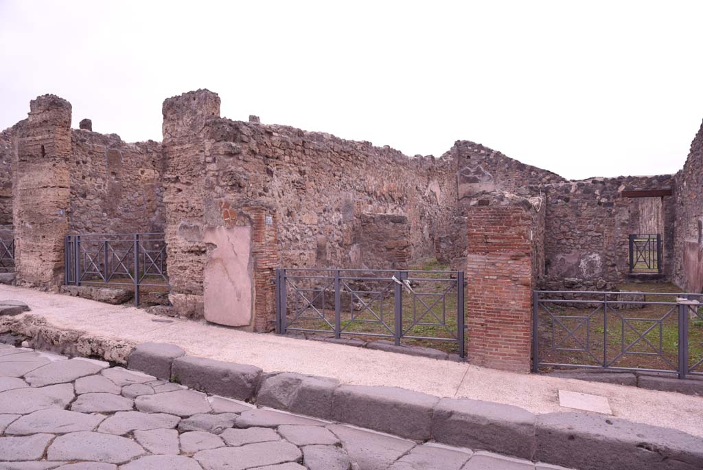 Via Stabiana, Pompeii. October 2019. Looking north-east towards entrance doorways, with I.4.7 in centre.   
Foto Tobias Busen, ERC Grant 681269 DÉCOR.
