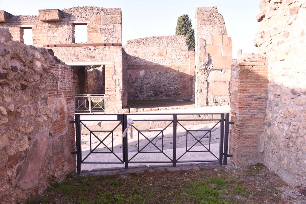 I.4.7 Pompeii.  Fullonica of Passaratus and Maenianus.   Looking across middle room to east room.