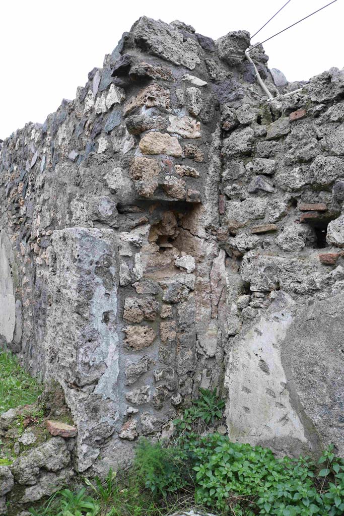 I.4.7 Pompeii. December 2018. Middle room, south-east corner with niche in east wall. Photo courtesy of Aude Durand.