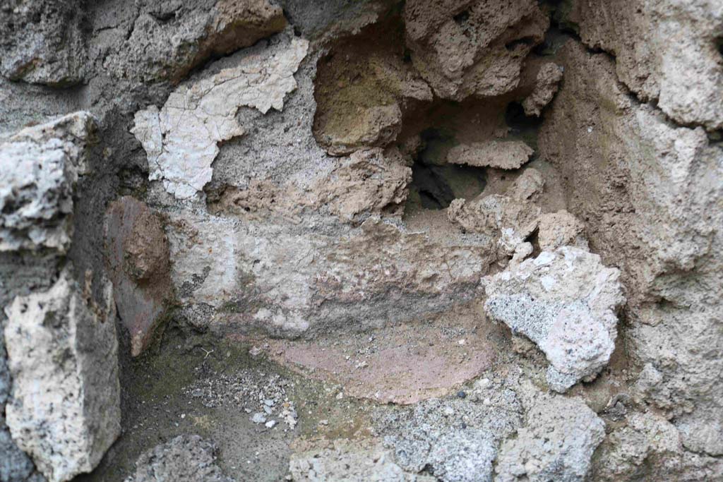 I.4.7 Pompeii. December 2018. Middle room, detail of niche in east wall. Photo courtesy of Aude Durand.