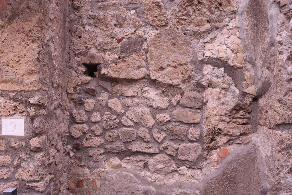 I.4.9 Pompeii. October 2019. Detail from middle area of north side of vestibule/entrance corridor, at west end.
Foto Tobias Busen, ERC Grant 681269 DCOR.
