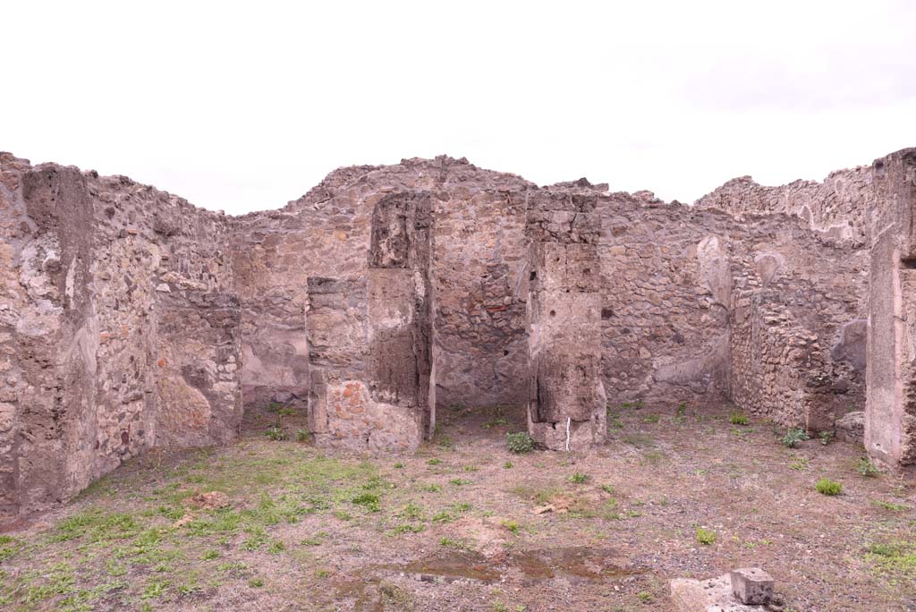 I.4.9 Pompeii. October 2019. Atrium b, looking towards north side, with rooms c, on left, d and ala e, on right.
Foto Tobias Busen, ERC Grant 681269 DCOR.
