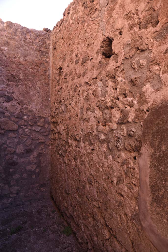 I.4.11 Pompeii. October 2019. 
Upper south wall above latrine, with holes for support beams for an upper floor.
Foto Tobias Busen, ERC Grant 681269 DCOR.
