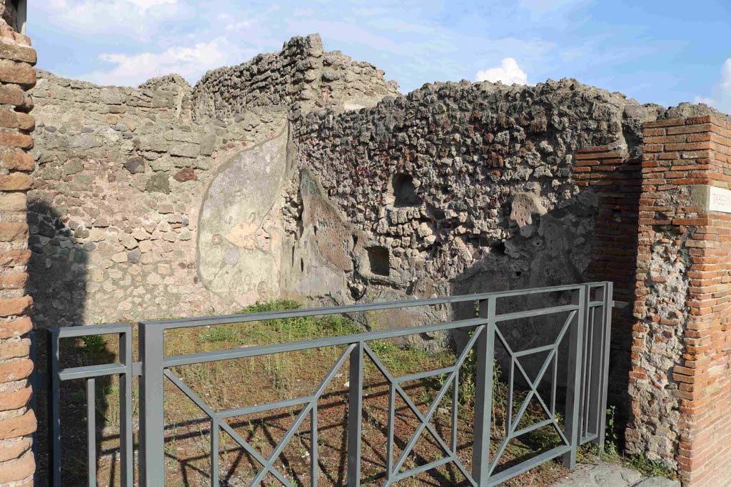 I.4.15 Pompeii. September 2018. Looking towards south wall with niches, from entrance doorway on Via Stabiana. Photo courtesy of Aude Durand.
