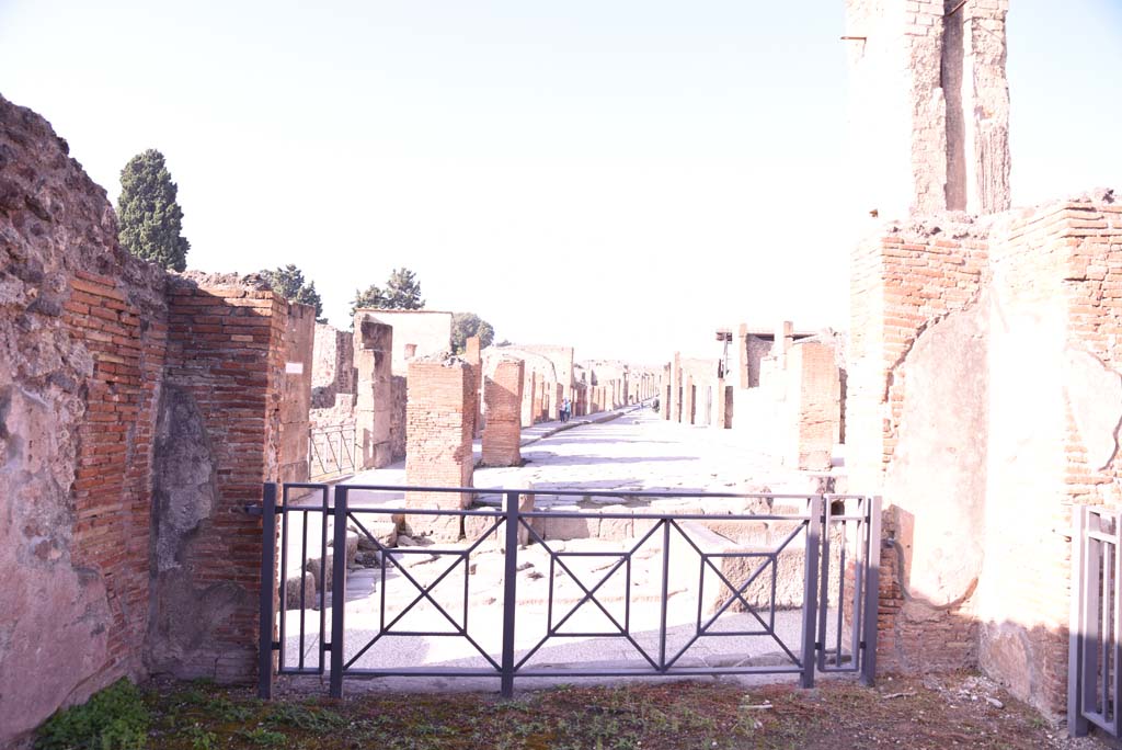 I.4.15/16 Pompeii. October 2019. Looking west across shop towards Holconius’ crossroads, and Via dell’Abbondanza.
Foto Tobias Busen, ERC Grant 681269 DÉCOR.
