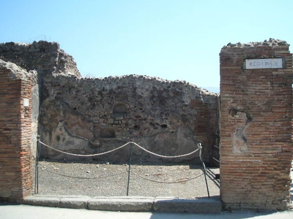 I.4.16 Pompeii. May 2005. Looking south at entrance on Via dellAbbondanza. The linked entrance at I.4.15 on Via Stabiana can be seen on the right, behind the pilaster.

