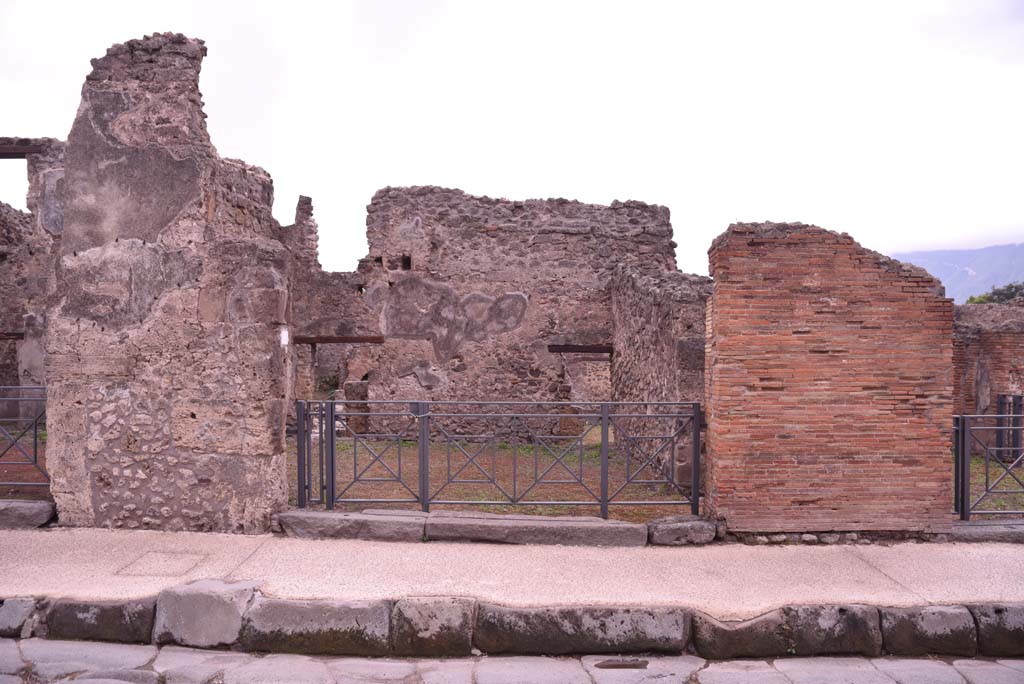 I.4.17 Pompeii. October 2019. Looking south to entrance doorway on Via dellAbbondanza.
Foto Tobias Busen, ERC Grant 681269 DCOR.
