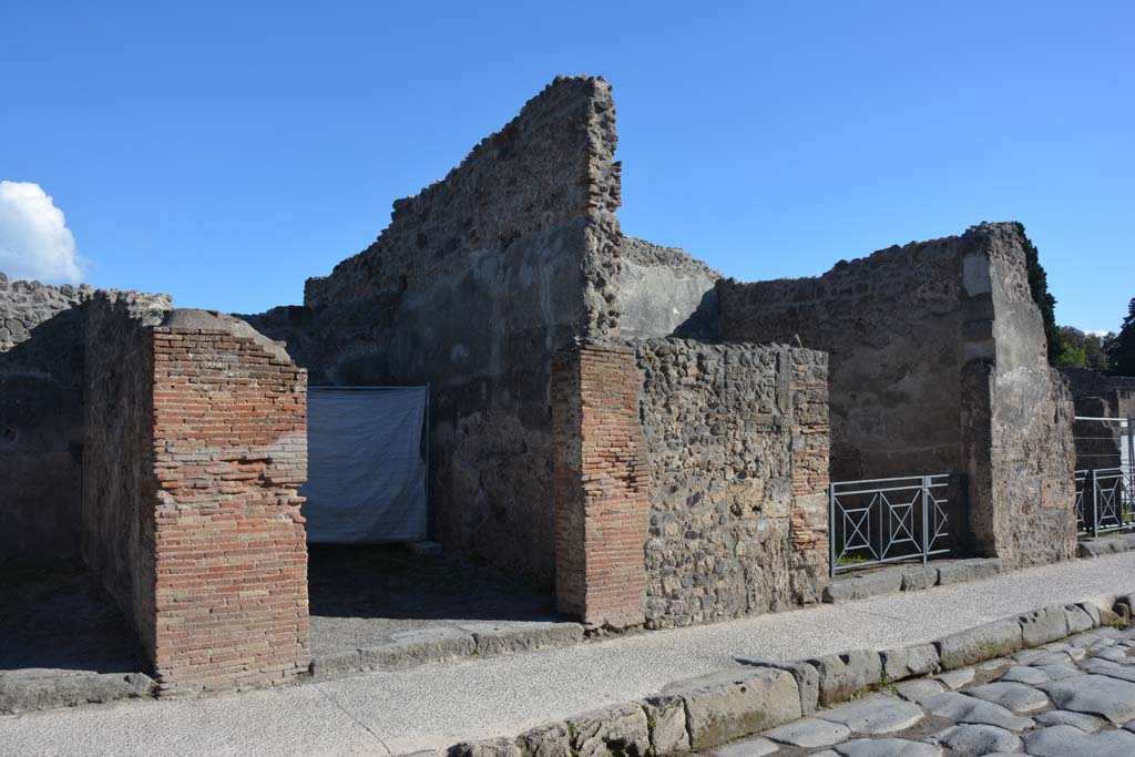 I.4.19, centre left, Pompeii. May 2019. Looking towards upper west wall of shop and rear room.
Foto Tobias Busen, ERC Grant 681269 DCOR.
