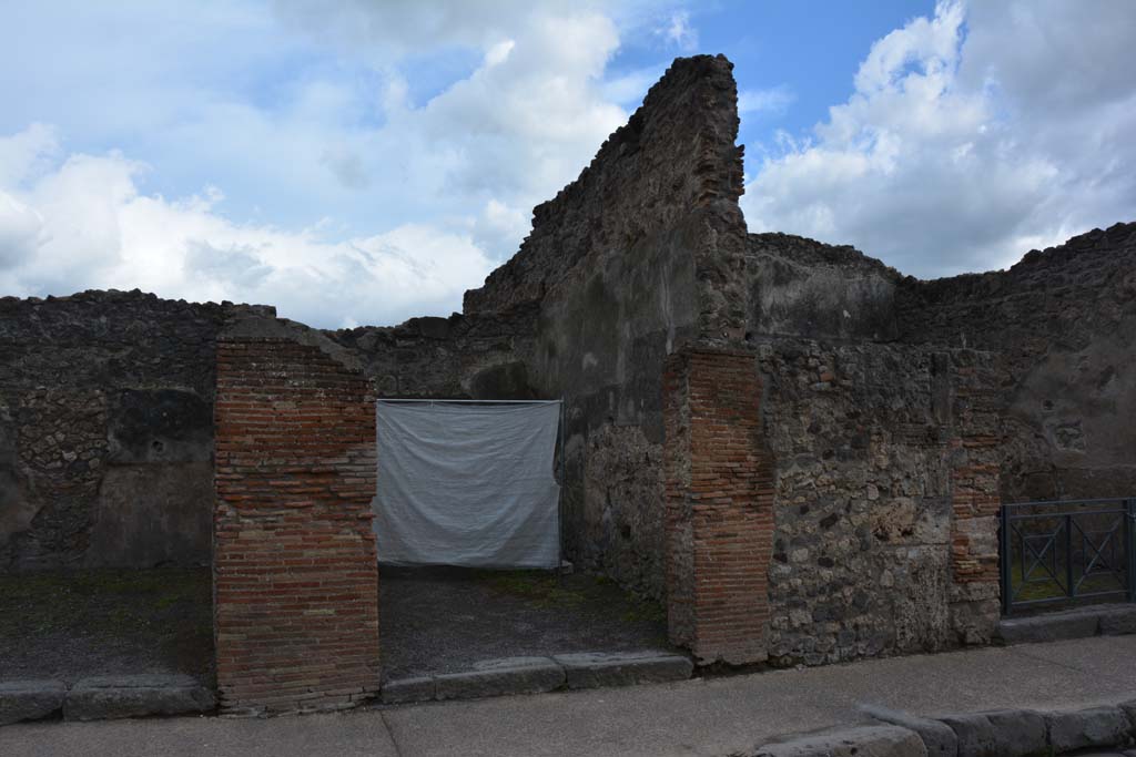 I.4.19 Pompeii. May 2019. Looking south to entrance doorway.
Foto Tobias Busen, ERC Grant 681269 DCOR.
