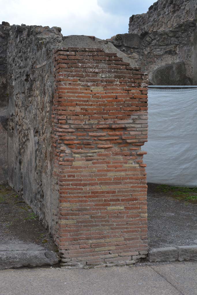 I.4.19 Pompeii. May 2019. Detail of masonry pilaster between I.4.20, on left, and I.4.19, on right.
Foto Tobias Busen, ERC Grant 681269 DCOR.
