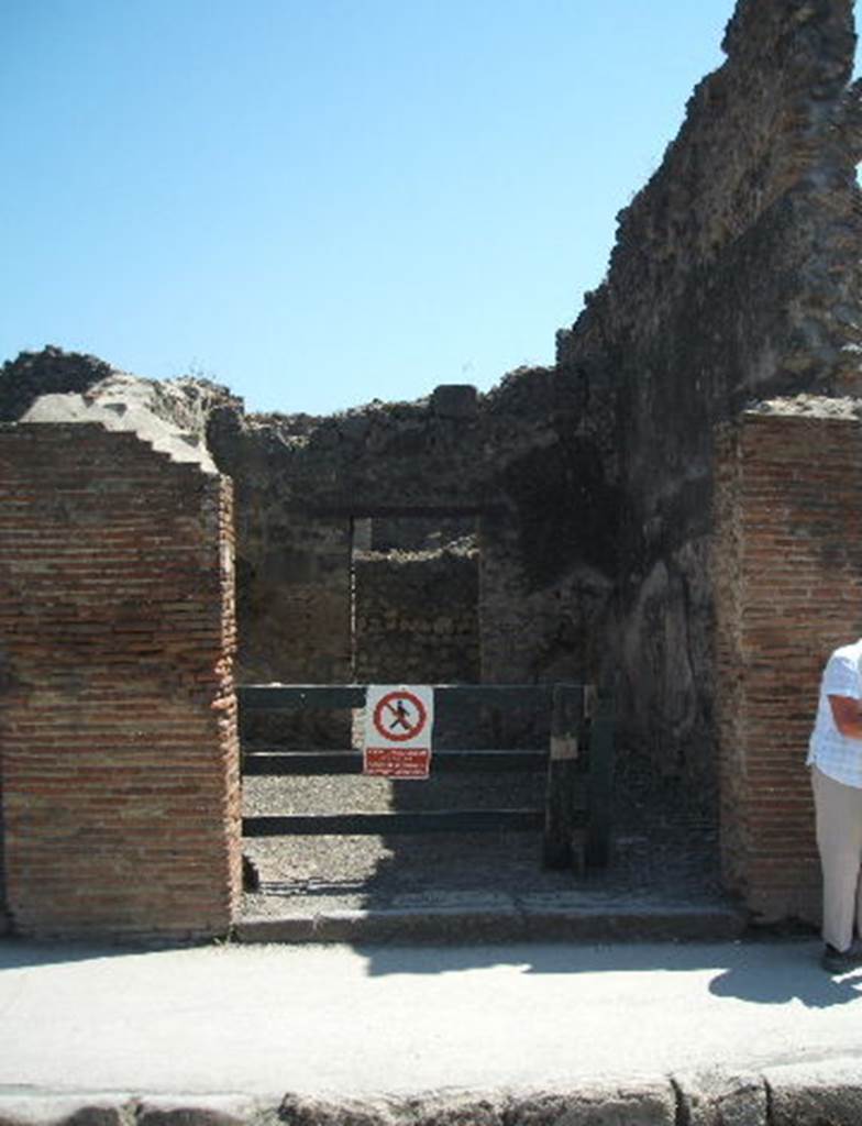 I.4.19 Pompeii. May 2005. Entrance, looking south.