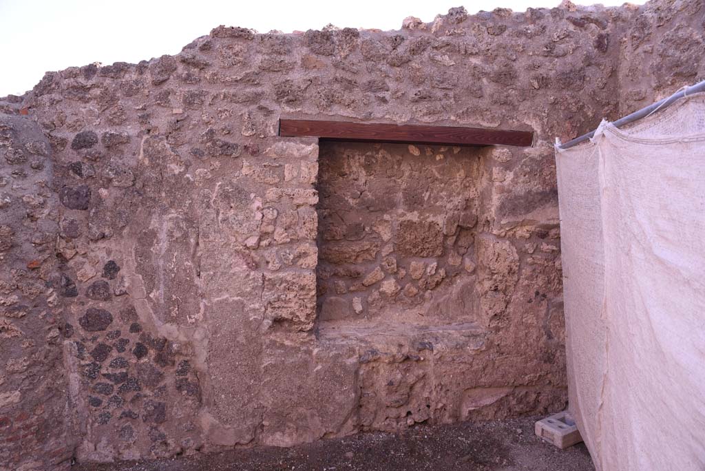 I.4.19 Pompeii. October 2019. Large square niche in east wall of shop.
Foto Tobias Busen, ERC Grant 681269 DCOR.
