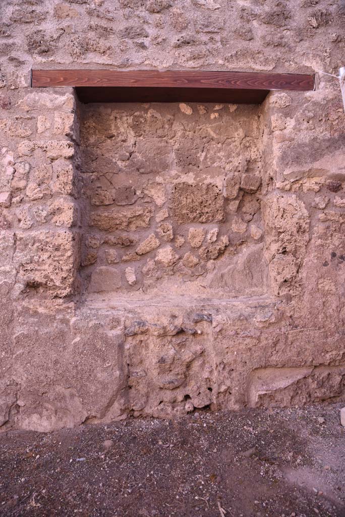 I.4.19 Pompeii. October 2019. Detail of niche in east wall of shop-room.
Foto Tobias Busen, ERC Grant 681269 DCOR.
