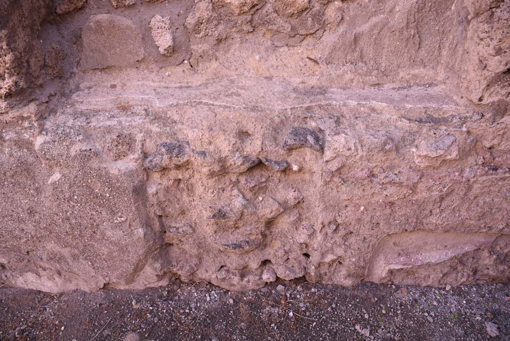 I.4.19 Pompeii. October 2019. Detail below niche in east wall.
Foto Tobias Busen, ERC Grant 681269 DCOR.
