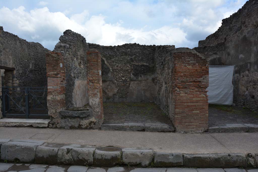 I.4.20, in centre, Pompeii. May 2019. Looking south to entrance doorway.
Foto Tobias Busen, ERC Grant 681269 DCOR.
