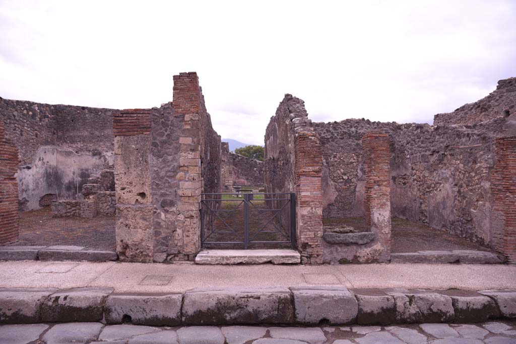 I.4.22 Pompeii. October 2019. Looking south to entrance doorway, in centre.
Foto Tobias Busen, ERC Grant 681269 DÉCOR.
