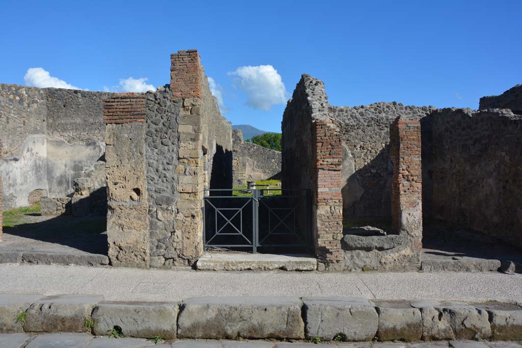 I.4.22 Pompeii. May 2019. Looking south to entrance doorway, in centre.
Foto Tobias Busen, ERC Grant 681269 DÉCOR.
