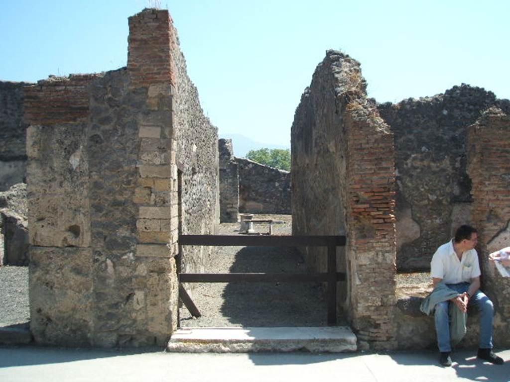 I.4.22 Pompeii. May 2005. Entrance, looking south.